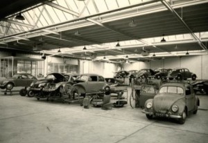 Werkplaats van Pon's Automobielhandel, die lag tussen de Arnhemseweg en de Bekensteinselaan (1958)