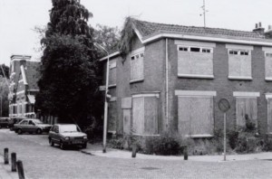 Lange Beekstraat, met rechtsaf de Bekensteinselaan (1994)