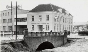 De hoek Arnhemseweg en Stadsring tijdens het dempen van de gracht (1958)