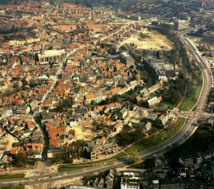 Luchtfoto van de zuid-oostelijk kant van de binnenstad (1980)